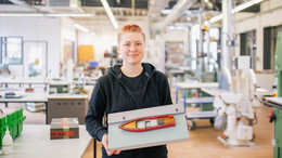 Portrait einer Frau in einer Modellbauwerkstatt