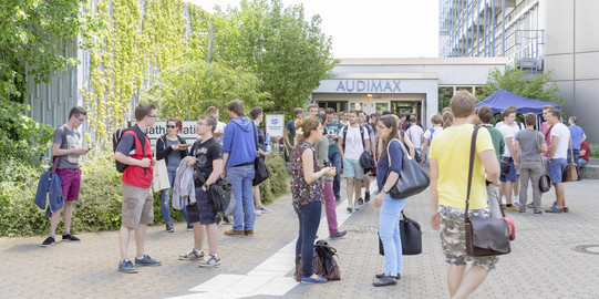 Studierende vor dem Audimax