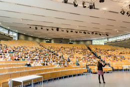 Blick unten aus dem Audimax hoch in die Sitzränge - Die Studierenden lauschen einem Kolloquium