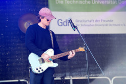 Ein Gitarrist spielt auf der Bühne.