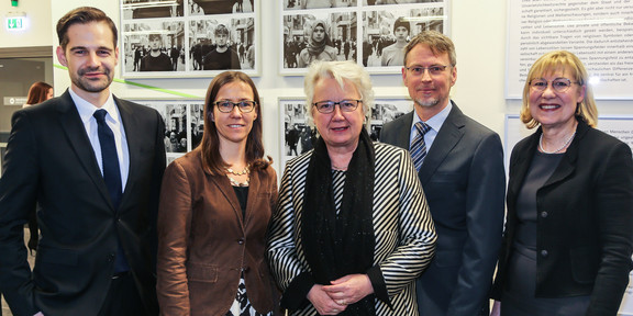 Ausstellung_Schavan Gruppenfoto bei der Eröffnung der interdisziplinären Ausstellung „Gleiche Rechte für Alle!?
