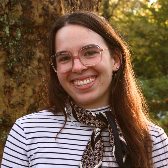 Portrait von Deborah Jakob, eine Studentin mit langen braunen Haaren und Brille.