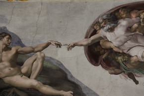 Die Erschaffung Adams aus dem Deckenfresko des Malers Michelangelo Buonarroti in der Sixtinischen Kapelle