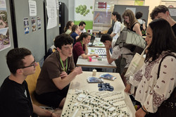 Markt der Möglichkeiten Teilnehmende tauschen sich beim Markt der Möglichkeiten mit Studierenden unterschiedlicher Studiengänge aus.