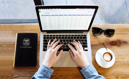Fakultät Statistik Hände tippen auf einer Laptoptastatur