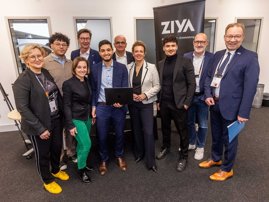 Das Bild zeigt Menschen, die bei der Eröffnung des Netzwerks Innoclub der IHK zu Dortmund dabei waren. Darunter u.a. Ilirjan Bytyqi und Haris Yalcinkaya sowie Dirk Stürmer (Geschäftsführer TechnologieZentrumDortmund), TU-Rektor Prof. Manfred Bayer, Stefan Schreiber (Hauptgeschäftsführer IHK zu Dortmund), NRW-Wissenschaftsministerin Ina Brandes und Prof. Tamara Appel (Rektorin der FH Dortmund).