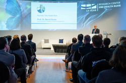 Foto: Prof. Dr. Bernd Sures, Gründungsdirektor des Research Center One Health Ruhr, hält eine Keynote bei der Eröffnung des Research Centers.