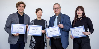 Gruppenfoto: Vier Forschende stehen nebeneinander und halten jeweils eine Urkunde in den Hände.