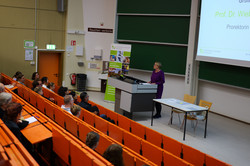 Die Prorektorin hält eine Rede bei der Eröffnungsfeier der SchülerUni.