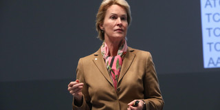 Prof. Frances Arnold gives a lecture in the Audimax of the TU Dortmund University.