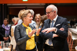 Ina Brandes und Prof. Manfred Bayer im Gespräch