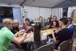 Freizeitaktivität im Zelt Teilnehmer spielen zusammen Karten