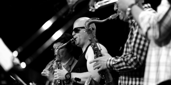 Saxophonisten des inklusiven Tanzorchesters