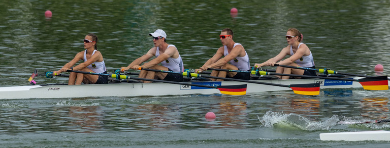 rudern-adh Ein Doppelvierer (Bootsklasse beim Rudern), der jeweils mit zwei Frauen und zwei Männern besetzt ist, während eines Rennens.
