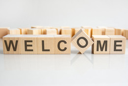 März Schriftzug "Welcome" aus Buchstabenblöcken zusammengesetzt