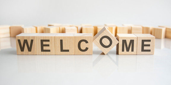 Schriftzug "Welcome" aus Buchstabenblöcken zusammengesetzt