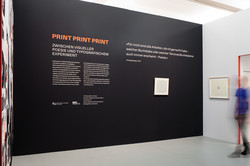 Schwarze Wand im Ausstellungsraum mit Text