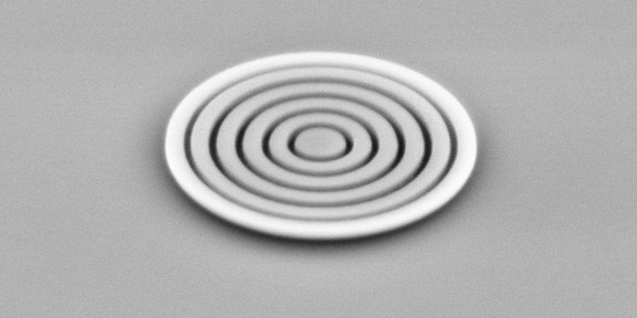 Rasterelektronenmikroskopische Aufnahme einer Quantenlichtquelle in Nahaufnahme Zu sehen ist eine rasterelektronenmikroskopische Aufnahme einer Quantenlichtquelle in Nahaufnahme