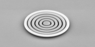 Zu sehen ist eine rasterelektronenmikroskopische Aufnahme einer Quantenlichtquelle in Nahaufnahme