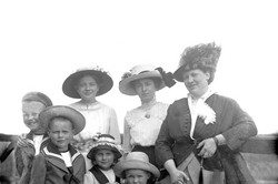 Familienporträt mit vier Frauen und vier Kindern