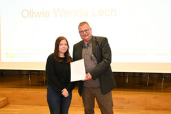 Zertifikatübergabe bei der Eröffnung der SchülerUni Zertifikatübergabe bei der Eröffnung der SchülerUni