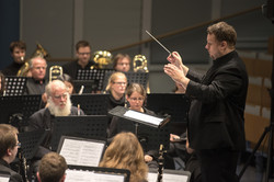 Dirigent Constantin Hesselmann vor dem Sinfonischen Blasorchester 