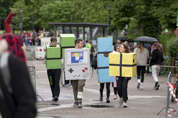 Mehrere Läufer mit Tetris-Kostümen absolvieren eine Laufstrecke.