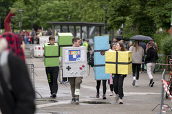 36. Campuslauf der TU Dortmund Mehrere Läufer mit Tetris-Kostümen absolvieren eine Laufstrecke.