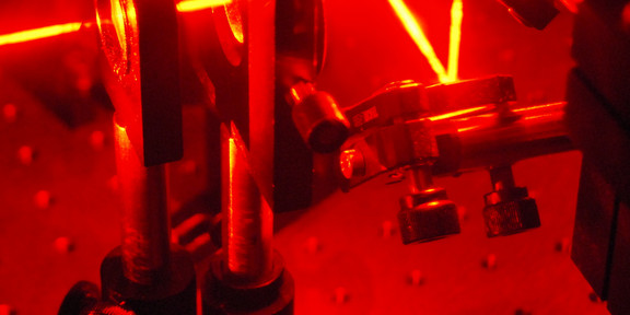 Pump sample A light beam passes through two lenses and is then played twice at right angles.