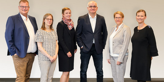 Ein Foto vom Rektorat der TU Dortmund, zwei Männer und vier Frauen in formeller Kleidung.