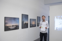 Preisträger Ein Mann mit einer Urkunde in den Händen