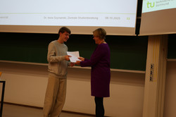 Ein Teilnehmer der SchülerUni erhält ein Zertifikat.