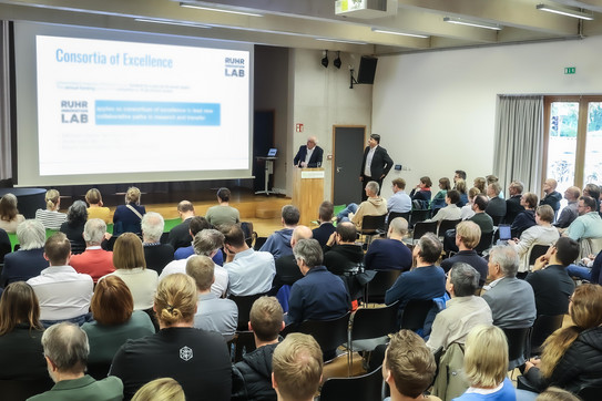 Foto: Im Internationalen Begegnungszentrum lauschen 150 Mitglieder der TU Dortmund einem Vortrag von Rektor Prof. Manfred Bayer und seinem Bochumer Kollegen Prof. Martin Paul über die Exzellenzstrategie.