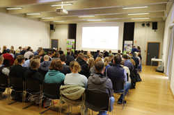 83_SchuelerUni_7899 Eröffnungsveranstaltung der SchülerUni für das Wintersemester 2024/2025 im Veranstaltungssaal des IBZ. Ansicht von hinten auf die Besucher/ Teilnehmer/Innen.