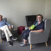 Kanzler Albrecht Ehlers und Dr. Ute Zimmermann sitzen in der TU Lounge..
