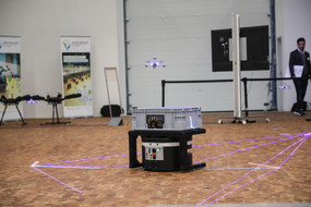 Transportroboter und Drohne in einer Versuchshalle