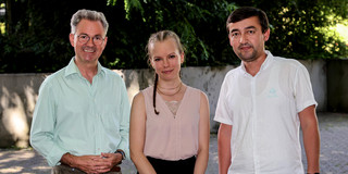 Ein Gruppenfoto von zwei Männern und einer Frau.