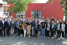 Gruppenfoto vor dem Internationalen Begegnungszentrum der TU Dortmund