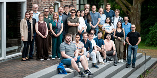 Gruppenfoto: Teilnehmende des Research Explorer Ruhr 2025 vor einer Seminar-Location im Grünen.