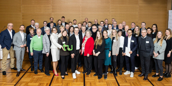 Bild: Gruppenfoto der Stifter*innen und Stipendiat*innen