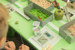 rollende Schildkröten Ein Kind bastelt mit verschiedenen Materialien rollende Schildkröten