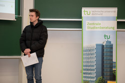 Zertifikatübergabe bei der Eröffnung der SchülerUni im Sommersemester 2023