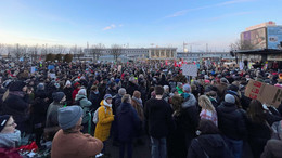zahlreiche Menschen auf einer Demonstration gegen Rechts auf dem Platz der Deutschen Einheit in Dortmund mit Hauptbahnhof im Hintergrund