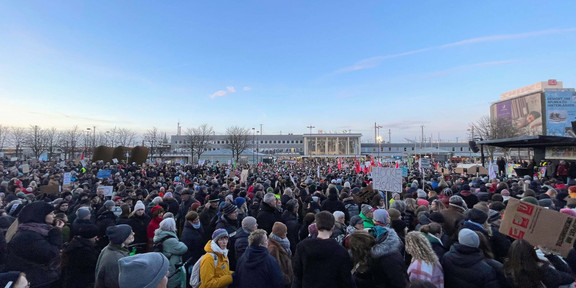 Demonstration gegen Rechts in Dortmund 2024 zahlreiche Menschen auf einer Demonstration gegen Rechts auf dem Platz der Deutschen Einheit in Dortmund mit Hauptbahnhof im Hintergrund