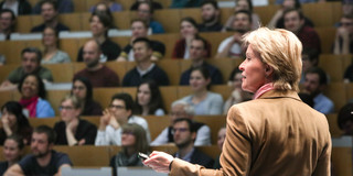 Frances Arnold bei ihrem Vortrag im Audimax der TU Dortmund