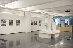 Ausstellungsraum mit Modell des Dortmunder U und Fotografien.