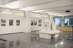 UmBAUkultur Ausstellungsraum mit Modell des Dortmunder U und Fotografien.