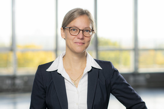 Foto von der Prorektorin Forschung Prof. Dr. Nele McElvany mit Brille und weißer Bluse.