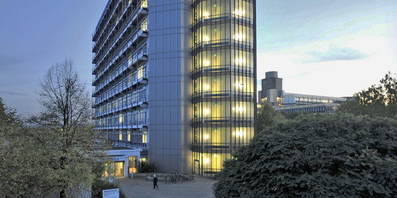 Mathetower mit Logo in Abendstimmung