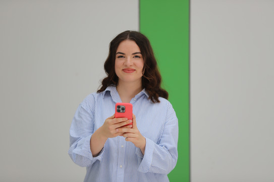 Studierende mit einem Mobiltelefon